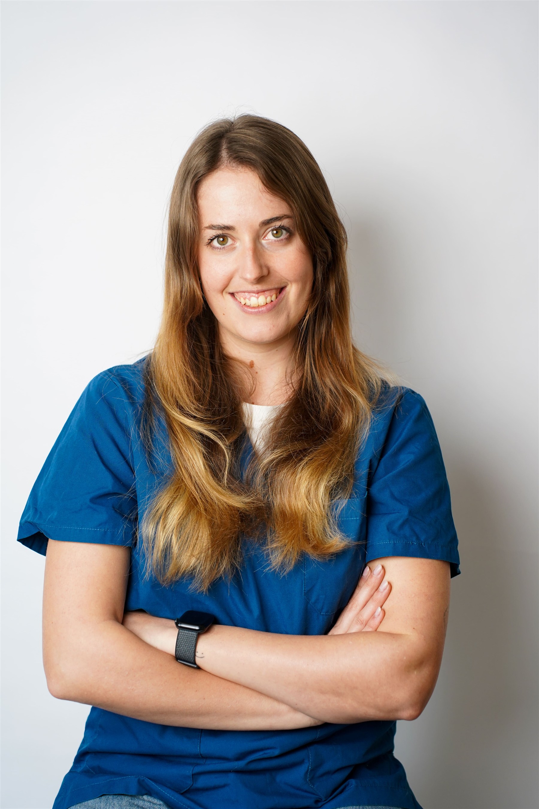 Dott.ssa Sara Terigi, Veterinario Nutrizionista, in camice blu con braccia conserte